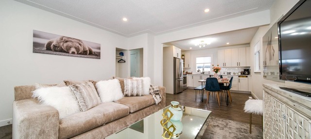 ☆Modern 3BDRM Home☆King Bed★Central🗲Wifi✔Clean! in Edmonton