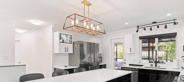 Modern 5BR Home Near Lions Gate | Glass Deck + BBQ in West Vancouver