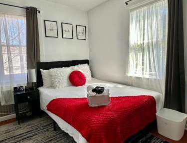 Modern Chic CoCo Chanel Inspired * Biz Friendly * Close To All in Hicksville