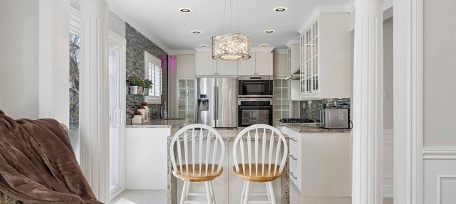 Modern Comforts, Quiet Neighborhood, Free 02 Parking in Pickering