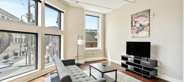 Modern Upscale 1BR Apartment in Carson by Stay Gia in Pittsburgh