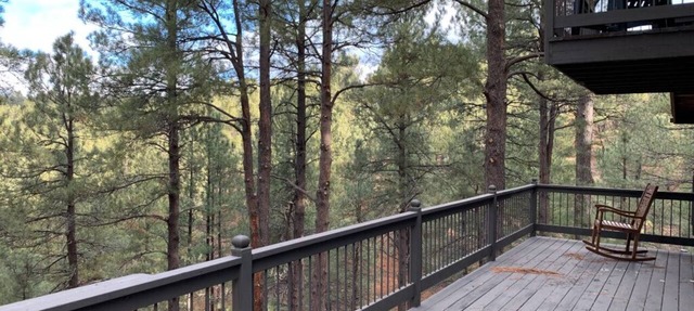 Mountain Pine Main House on Quiet Cul-de-sac-3 Decks-Views of Forest + Hot Tub! in Flagstaff
