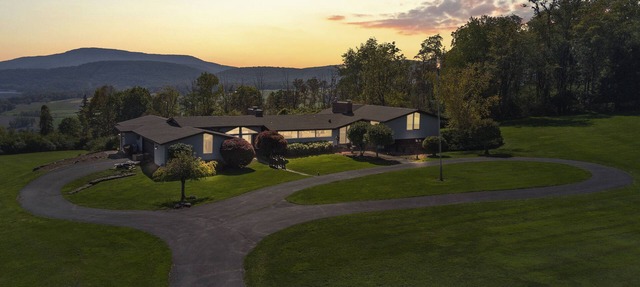 National Geographic Views 7bdr Hot Tub Game Room in Tunkhannock
