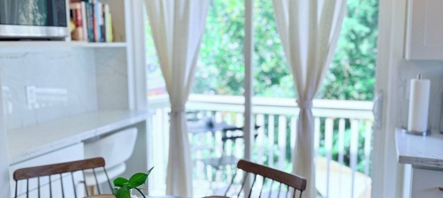 NEW - modern comfort, remodeled, A/C, free parking in Seattle