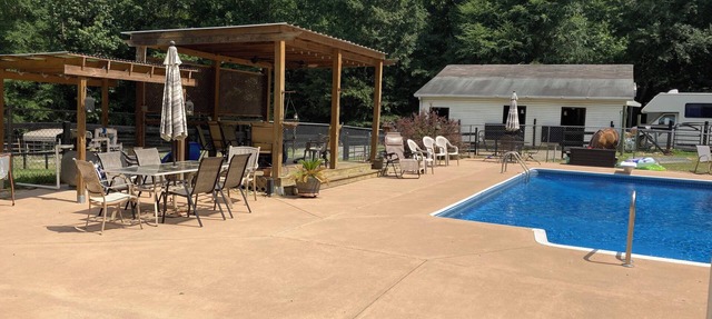 Newly remodeled poolside studio apartment on 6 acre horse farm in Acworth