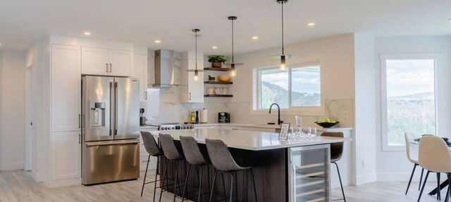 Newly Updated 3BR 3Bath Lakeview Vista, BBQ and New Appliances - King Bed in West Kelowna