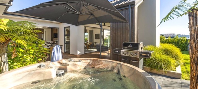 Nga Roto Retreat with Hot Tub in Taupo