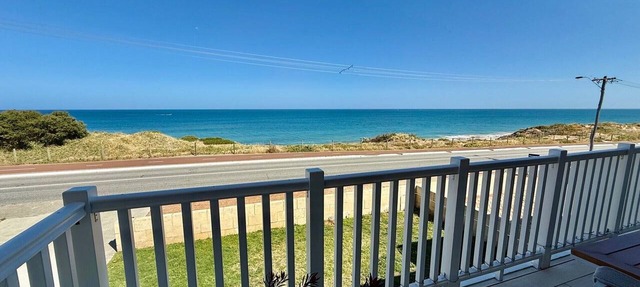 Ocean side Blue Bay Beach - Mandurah Family, Friends & Pet Coastal Retreat in Halls Head