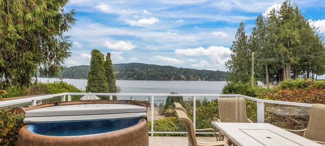 Oceanfront 3 Bed: Private Beach and Dock Access, Hot Tub , BBQ & Free Kayaks! in Sooke