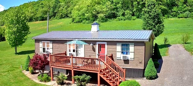 Paddlington Bear Cottage-Access to Water, Sunsets and Hot Tub! in Confluence