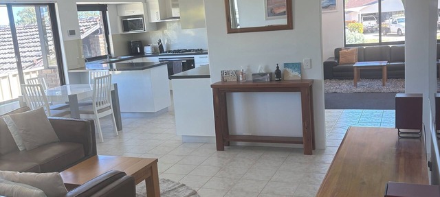 Parkview house in Hillarys. Near shops and 5 minutes to the beach in Hillarys