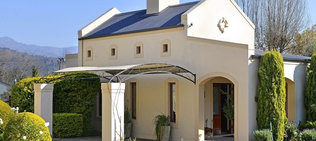 Petit Plaisir! Romantic Garden Cottage With Beautiful Mountain Views in Franschhoek