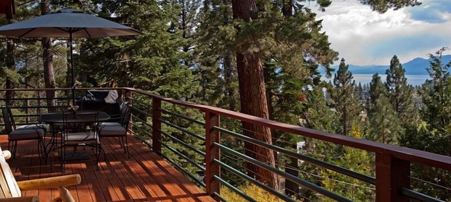 Pioneer Lake View- 4BR - Walk to Town - Hot Tub - Sleeps 10 in Tahoe City