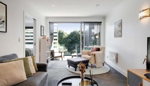Plush Parkside Comfort Free CarPark Balcony 2BR2BA in Auckland