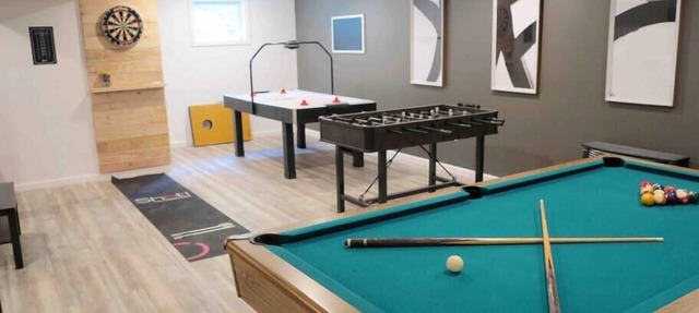 Poconos Escape w/Full Game Room Theater & Hot Tub in Long Pond