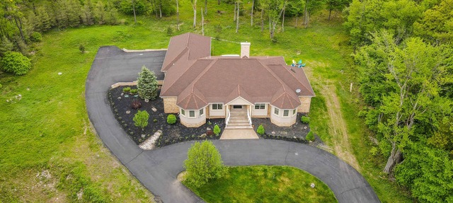 Poconos Pink Rose Duskbloom Countryside Villa with Hot Tub -738 in Tobyhanna