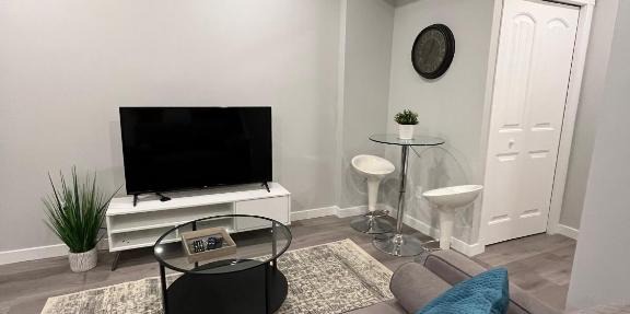 Private Chic Modern Suite with Kitchen near Spruce Meadows and LRT in Calgary