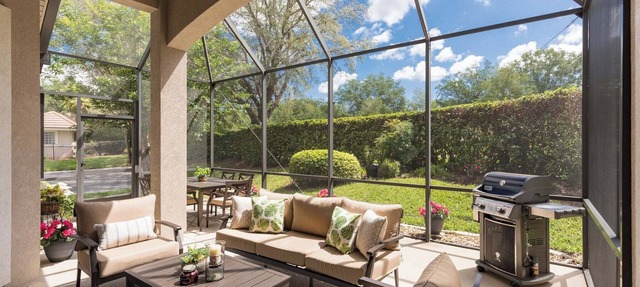 Private home-Large screened lanai-BBQ- sleeps 8-easy walk to pool! in Saint Augustine