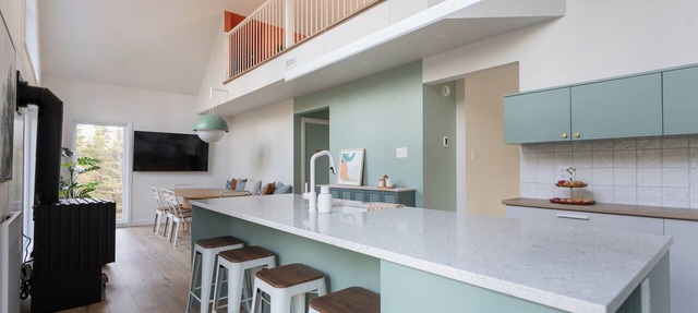Private Lakefront Chalet with Spa, Arcade & Retro Vibes in Shannon