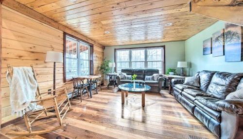 'Rose Valley House': Yard, Deck + Game Room! in Spartansburg