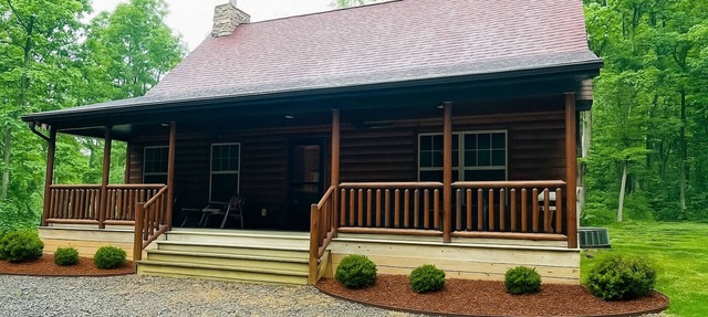 Rustic Log Home, 2 Bedroom with loft, Quiet and Secluded. in Mifflin