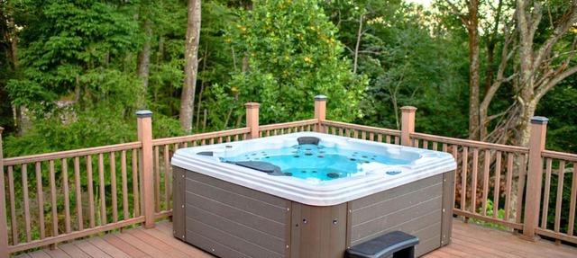 Rustic Ridge Log Cabin: Hot Tub, Games, Views! in Mount Pocono