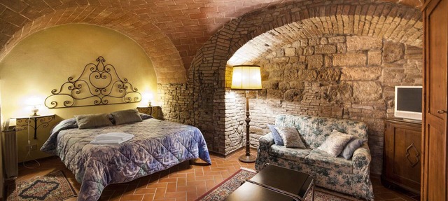 San Gimignano Apartment in the Heart of Town for 4 People with Fast Wi-Fi and Concierge Service in San Gimignano