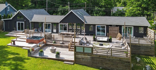 Sleeps 14! Game Room, Hot Tub, Firepit, Near Camelback & Great Wolf Lodge in Henryville
