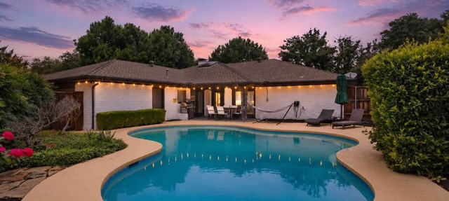 Spacious 5BR Pool, Backyard Upscale Dallas Home in Dallas