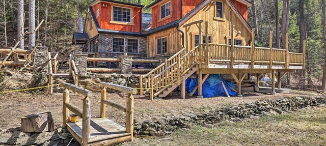 Spacious Escape w/Deck & Ponds Near Skiing! in Palmerton