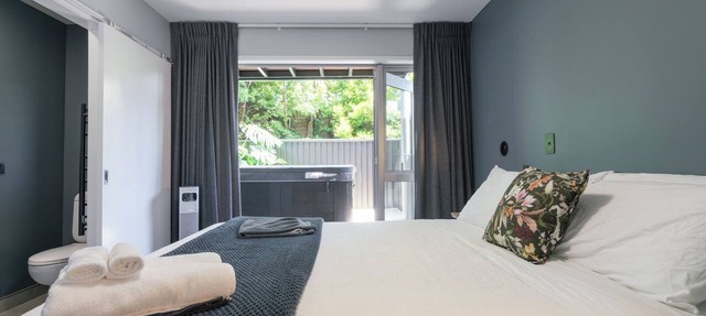 Spacious Home Near CBD | SPA Pool | Parking | 3BR in Auckland