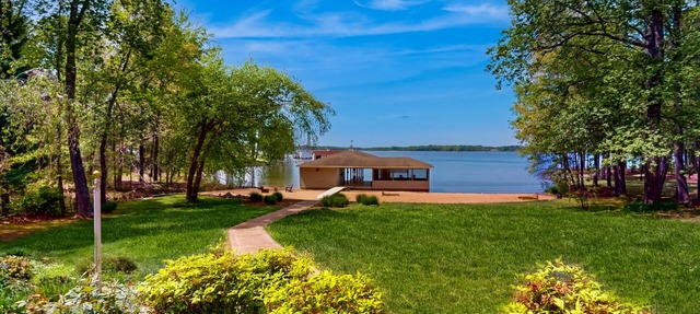 Spacious lakefront house w/private hot tub, deck, fire pit & grill in Bumpass