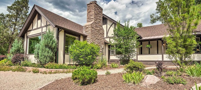 Spacious Manitou Home w/Views in Central Location in Manitou Springs
