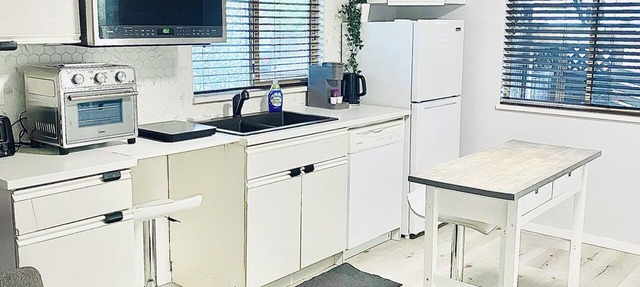 Sparkling Modern Kitchenette Suite Close to Nature, Private/Separate Suite in Maple Ridge