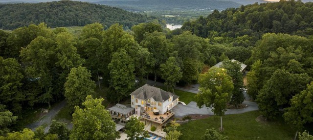 Stone Mountain Escape - Pool, Spa, and Pickleball in Mount Union