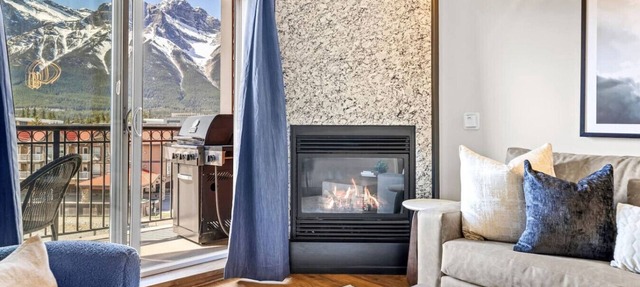 Stunning Penthouse w/Mtn Views, Hot Tub & Pool! in Canmore