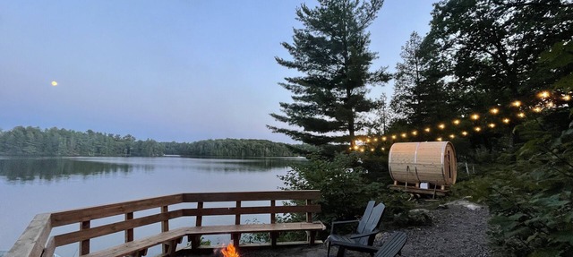 The Hatch - your family lakehouse retreat in Muskoka w/Sauna & Hot Tub in Utterson