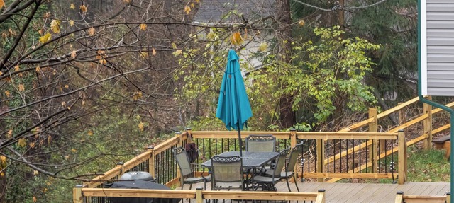 The Hideaway House: Sleeps up to 7 with stunning deck views overlooking a creek in Delta