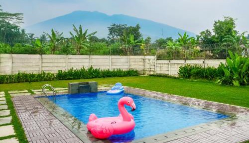 Theolive Arrea - Spacious Private Pool and Backyard in Warung Menteng