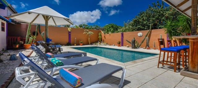 Totally Private Enclosed Home/Large Pool/Centrally Located in Suburban Community in Paradera