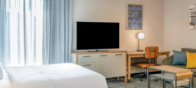 Two Studios with 2 Queen Beds – Pool, Kitchen, Workspace & Evening Social in Canonsburg
