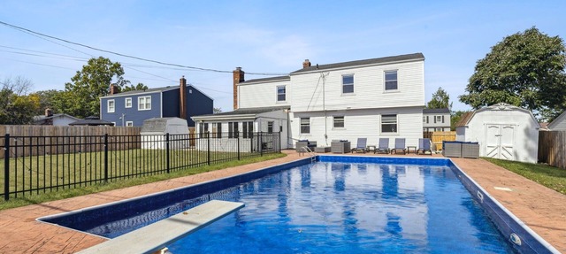 Ultimate Group Escape , Heated Pool, Hot Tub - 12 Guests in Parma