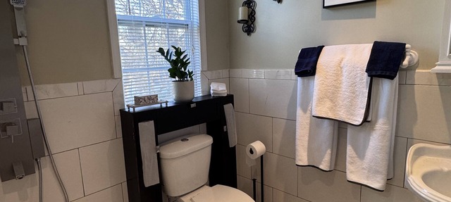 Upper Darby Studio Apartment w/WiFi, AC and a Private Deck. in Upper Darby