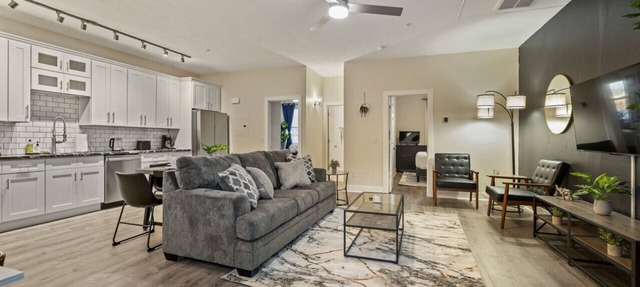 Upscale 2BR suite ~ Free Parking & Walkable! in Pittsburgh