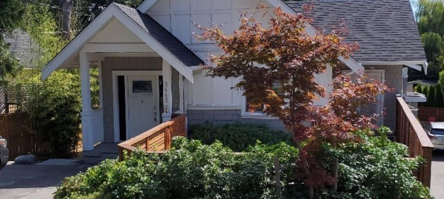 Upscale Home, Backyard Haven - pet friendly - 10 Minutes to Downtown. in Victoria
