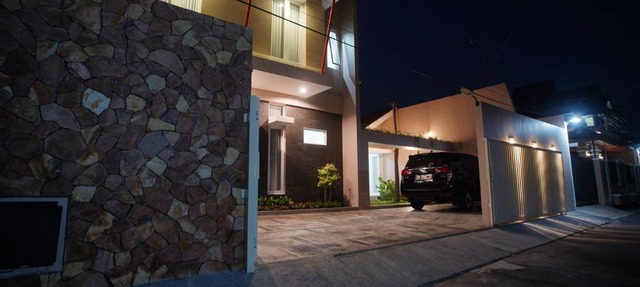 V living in Seturan