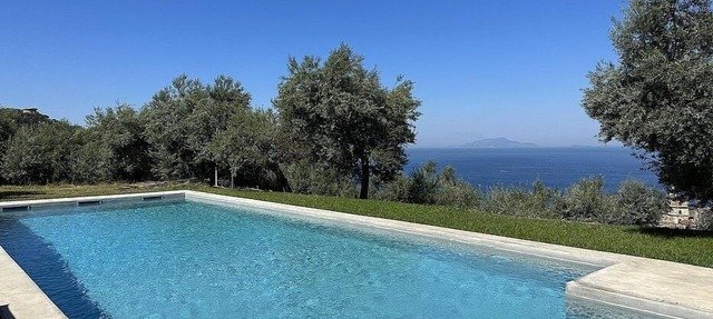 Villa Lillamora: A characteristic and welcoming two-story apartment that is part of an ancient country house with the strong charachter which derives from it actually being a restored old mill, with Free WI-FI. in Massa Lubrense
