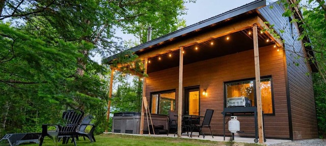 Waterfront Cabin with Spa | Le Huard in Shannon