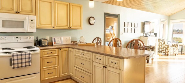 Waterfront Cottage in Stanley Bridge—Bay Views, Sleeps 8, Near Cavendish in North Rustico