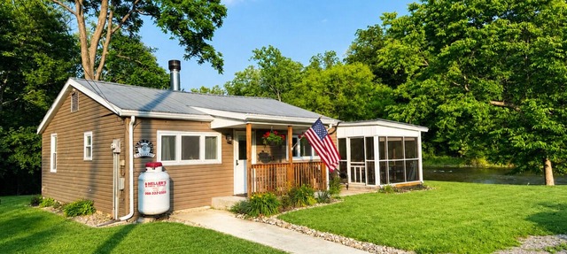 Waterfront cottage with hot tub, & fire pit. Pet friendly. in Mifflinburg